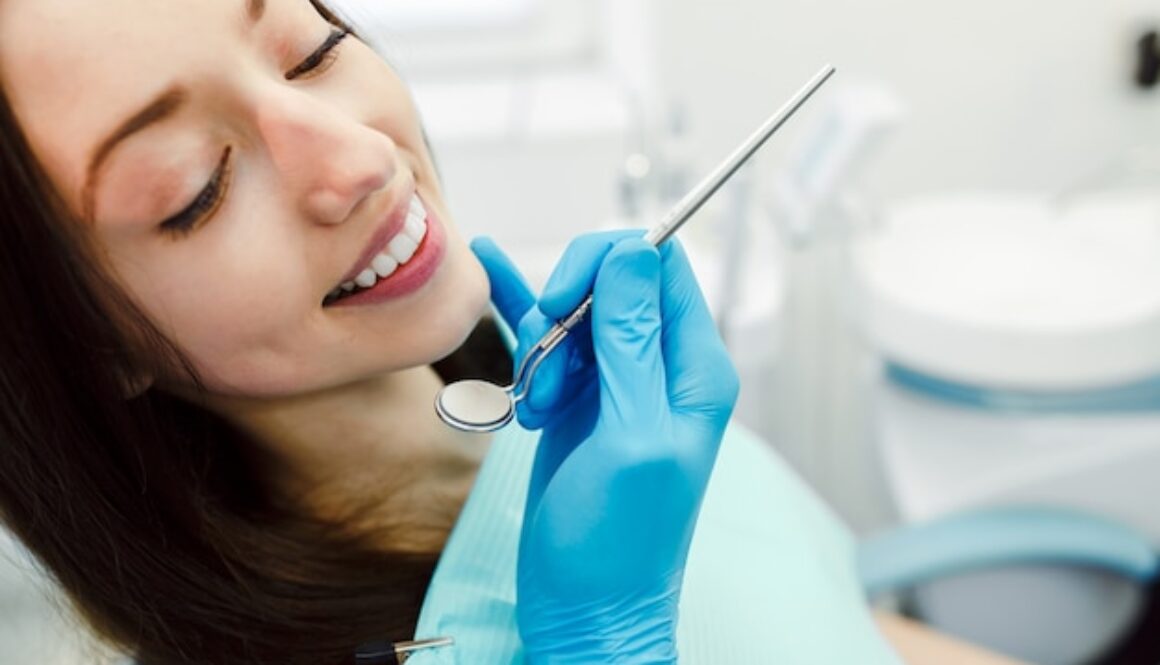 happy-woman-with-great-smile-clinic_1153-658